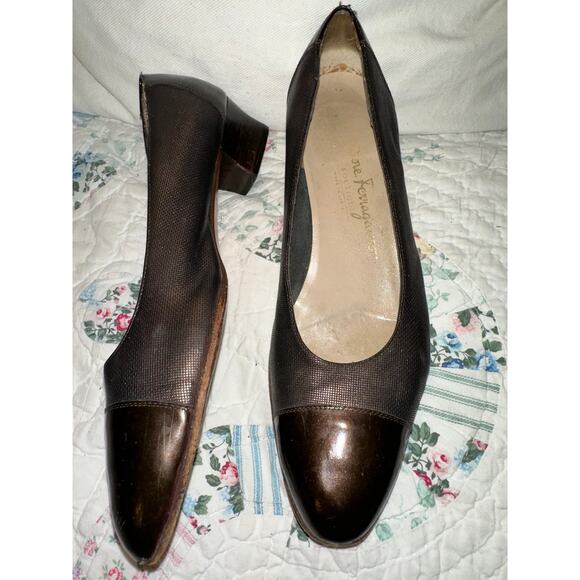 VINTAGE FERRAGAMO CAP TOE LEATHER PUMPS 7.5N LOW HEEL - Picture 1 of 4